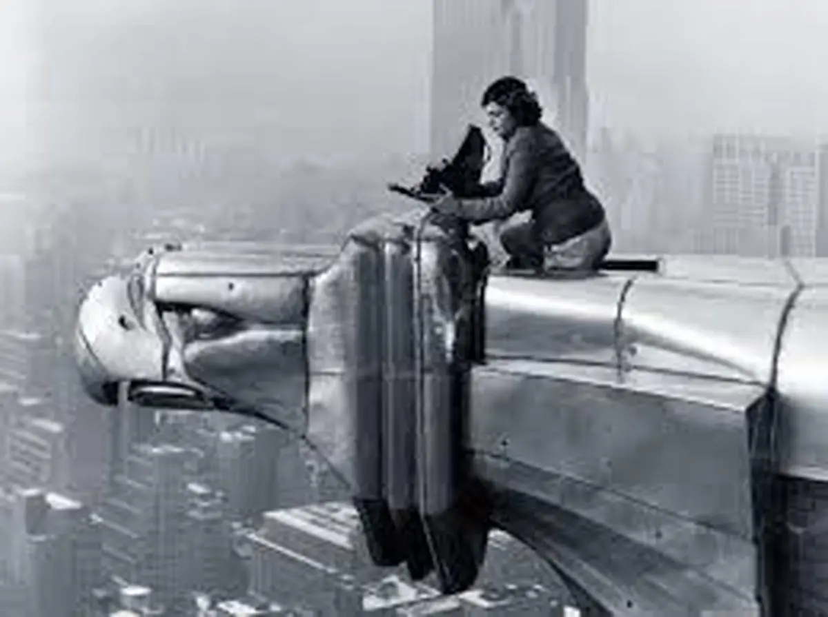 عکس نمادین روی جلد نخستین شماره مجله LIFE از زبان اولین عکاس زن جنگی!