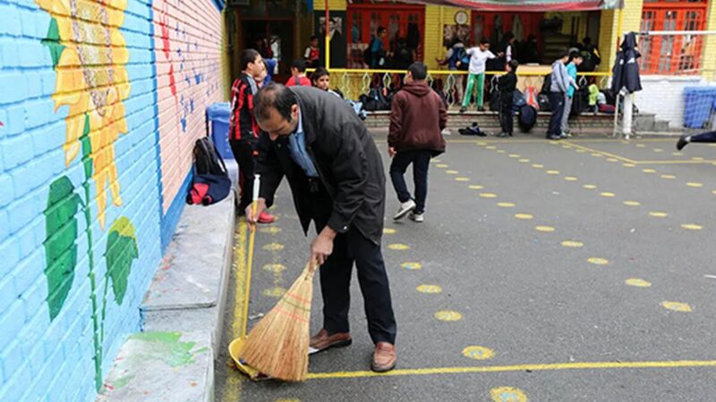 مجوز استخدام ۲۰ هزار بابای مدرسه صادر شد؛ افزایش حقوق معلمان با وعده‌ای تازه