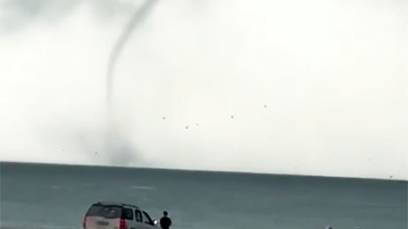 شکار لحظه نادر گردباد دریایی عظیم در خلیج فارس که همه را شگفت‌زده کرد!