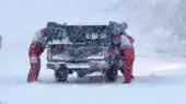 تصاویری تکان‌دهنده از چهره‌های یخ‌زده امدادگران هلال‌احمر در دل عملیات‌های سخت برفی