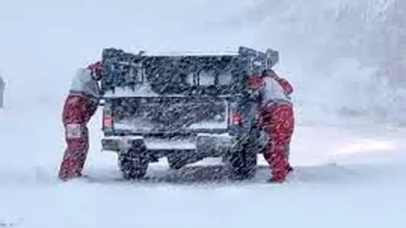 تصاویری تکان‌دهنده از چهره‌های یخ‌زده امدادگران هلال‌احمر در دل عملیات‌های سخت برفی