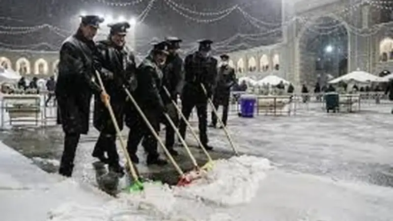 تصاویر نادر و دیدنی از برف‌روبی حرم امام رضا(ع) که قلب‌ها را گرم کرد!