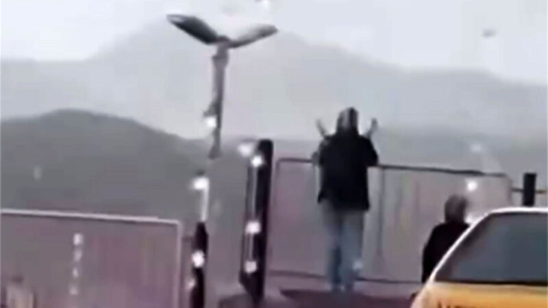 تصویری که زیر باران حیاط بیمارستان همه را به اشک واداشت!