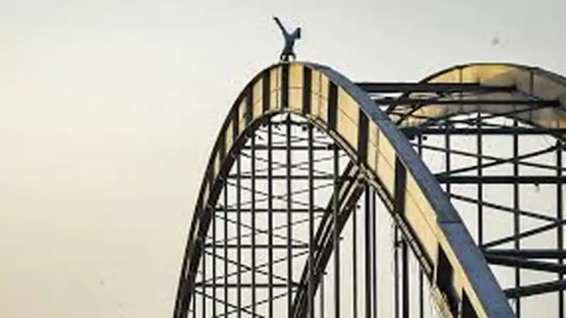 پل سفید اهواز؛ صحنه‌ای خطرناک برای رفتارهای هیجانی که همه را نگران کرده!