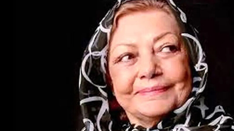 حمیده خیرآبادی در ۳۷ سالگی و در پشت صحنه یک تئاتر، سال ۱۳۴۰