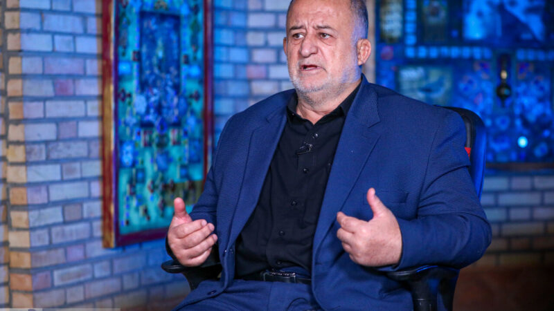 ادعای جنجالی نادر قاضی‌پور: صف مردم برای بوسیدن دستم وقتی وارد خانه می‌شوم!