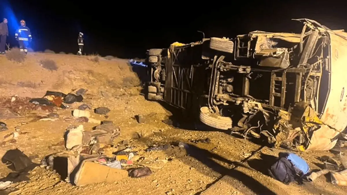 واژگونی وحشتناک اتوبوس مسافربری در جاده نطنز؛ ۱۳ جان باخته و ۴۰ مجروح در شب حادثه