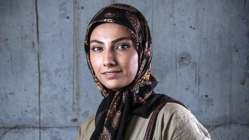 محیا دهقانی با استایل متفاوت و عینک دودی در کافه دیده شد!