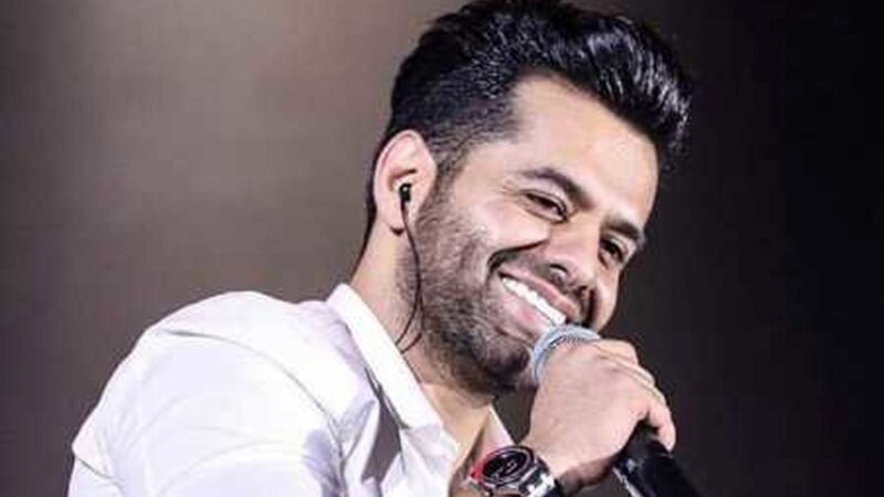 نگاهی به استایل اول صبحی رضا بهرام در حیاط خانه شان با هودی شلوار مشکی