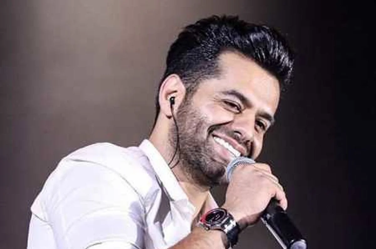 نگاهی به استایل اول صبحی رضا بهرام در حیاط خانه شان با هودی شلوار مشکی