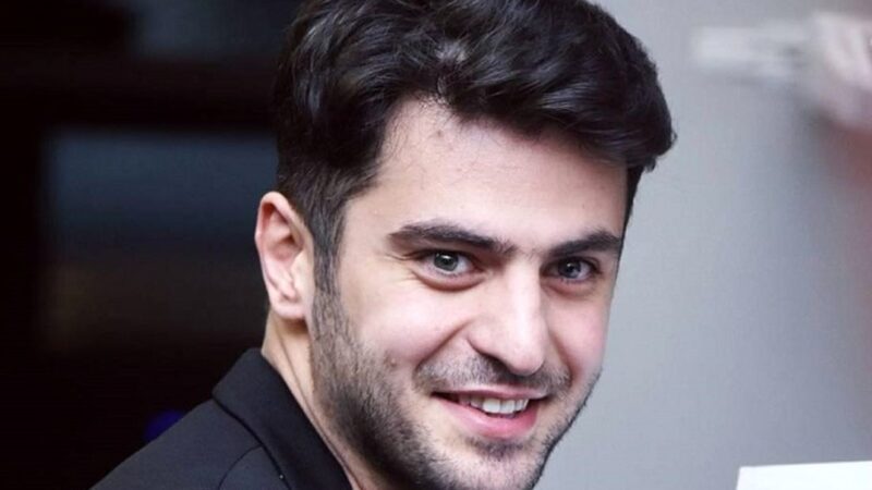 استایل اسپورت و خفن علی ضیا در یک شب رویایی کنار خودروی نوستالژی با رندترین پلاک