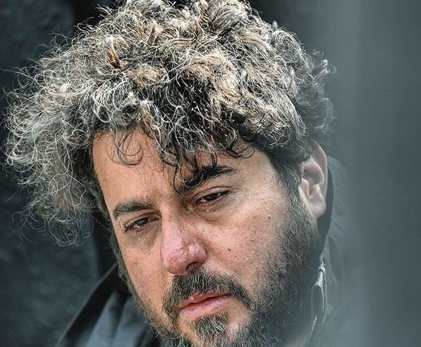 مراسم ختم مادر محسن کیایی در چند ثانیه؛ از میز عزای ساده شامل کیک یزدی و شمع مشکی تا حضور بهرام رادان، محمد علیزاده، علی شادمان به همراه تاج گل اعیانی فرهاد اصلانی +عکس/ روحش شاد