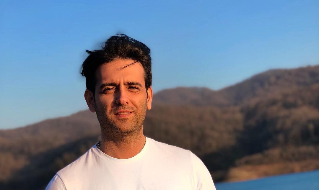 تیپ جذاب  امیرحسین آرمان کنار خودروی کروک فوق لاکچری؛ عجب ماشینیه! دوتا از بهترینا کنار هم الحق که لایقشه