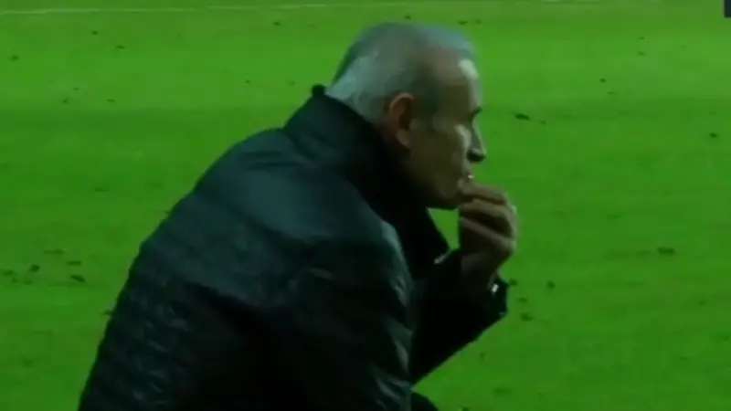 یحیی گل‌محمدی زیر فشار فریادهای دردناک رزاق‌پور در زمین مسابقه!