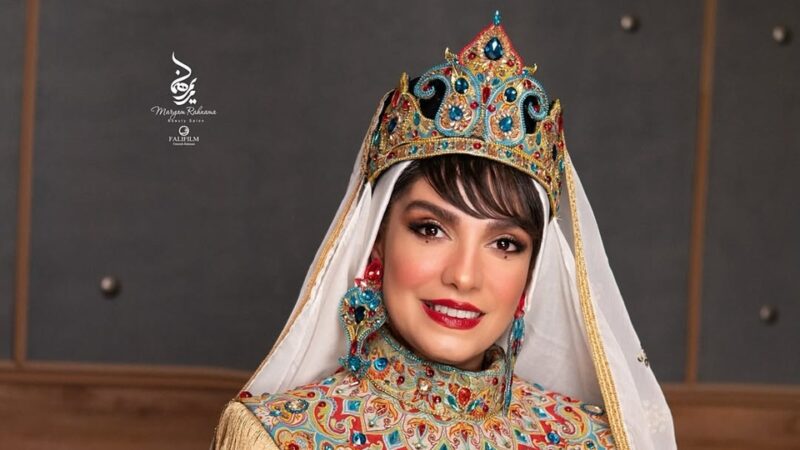 مراسم عقد الیکا عبدالرزاقی و امین زندگانی این چنین برگزار شد؛ از پهن کردن سفره عقد ساده به سبک دهه 80 و حضور هدیه تهرانی به عنوان مهمان ویژه تا استایل عجیب عروس و داماد+فیلم سالگرد ازدواجشان