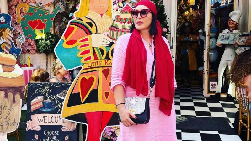 وقتی همسر محمد علیزاده با یه تیر چند تا نشون میزنه؛ سارا منجزی‌پور تولد خودش و دخترش و کریسمس رو توی یه روز برگزار کرد!+ویدیو