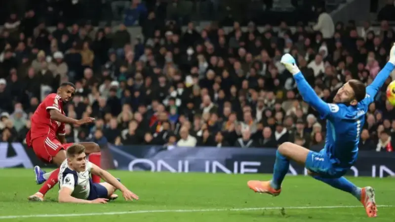 وحشت در آنفیلد: زانوی ایساک پس از تکل خشن میکی فن‌ د فن تهدیدی جدی برای لیورپول شد!