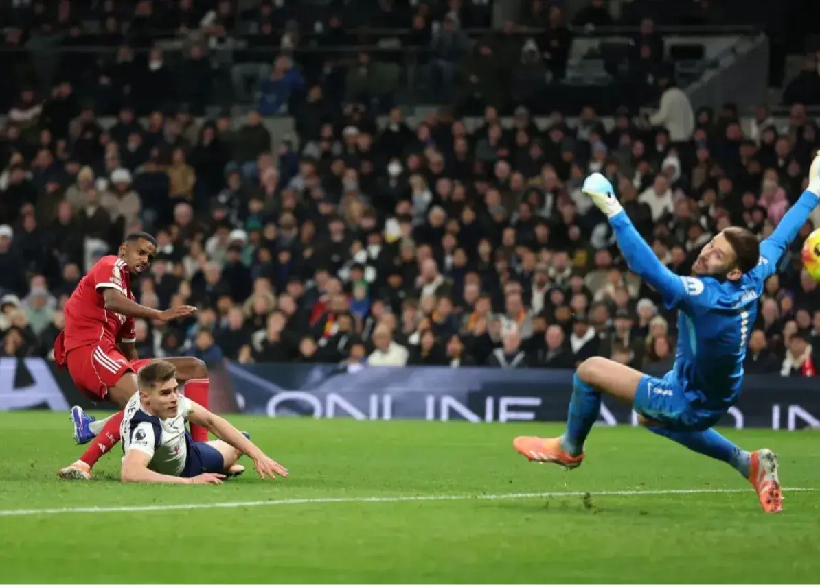 وحشت در آنفیلد: زانوی ایساک پس از تکل خشن میکی فن‌ د فن تهدیدی جدی برای لیورپول شد!