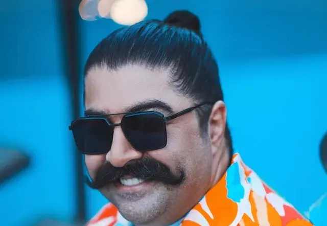 بهنام بانی خطاب به طراح لباسش: هر چی خلاقیت داری بکار بگیر یه کت میخوام که اصلا کت نباشه!/ حالا ببینین طراح لباسش چه کرده🙄