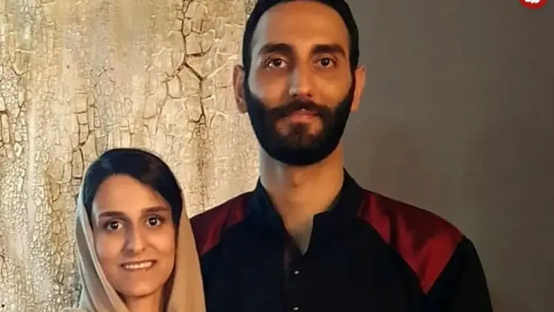 شگفتی کاربران با عکس نادر «فرهاد پسر مهران مدیری» در مراسم خاکسپاری عارف لرستانی سال ۹۶