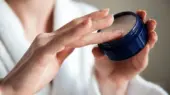 ۱۰ دلیل شگفت‌انگیز برای زدن وازلین به صورت قبل از خواب که نمی‌دانستید!