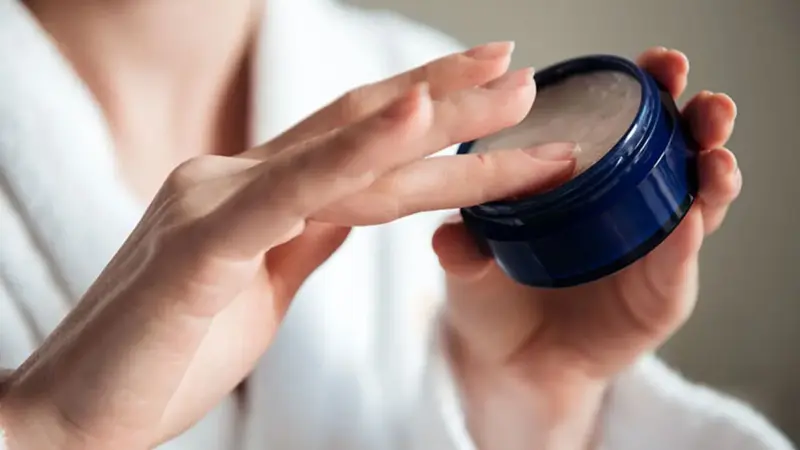 ۱۰ دلیل شگفت‌انگیز برای زدن وازلین به صورت قبل از خواب که نمی‌دانستید!