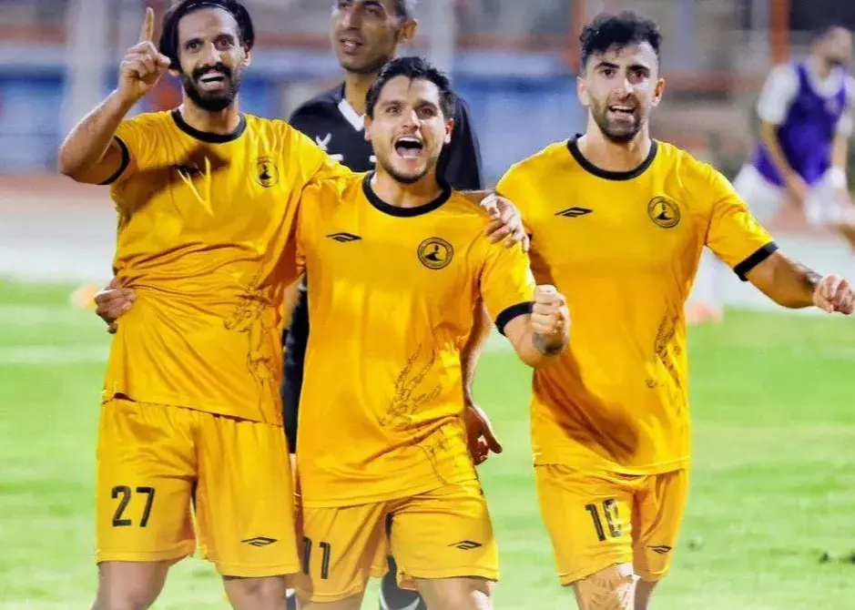 قهرمان ۱۷ ساله روستا روی پوستر تیم محبوبش در لیگ دسته اول فوتبال