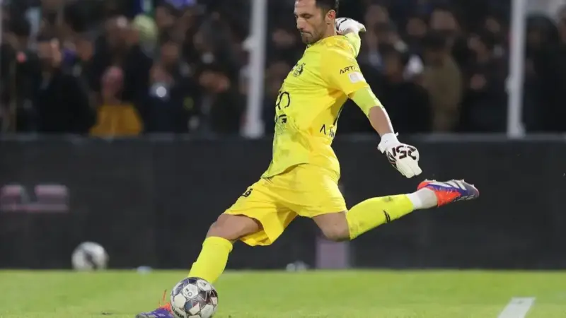 دروازه‌بان استقلال با اجازه ساپینتو راهی اسپانیا شد؛ بازگشت در راه است!