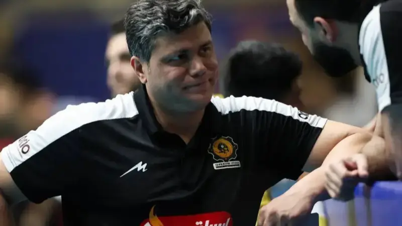 مهدی مهدوی روی این برد حساب می‌کند