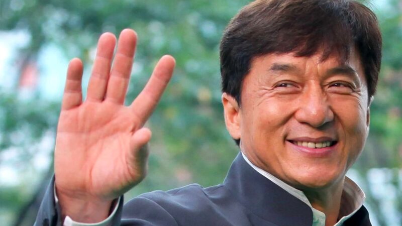 جکی چان در میان ویرانه‌های پمپئی: حمل مشعل المپیک با شکوه تاریخی