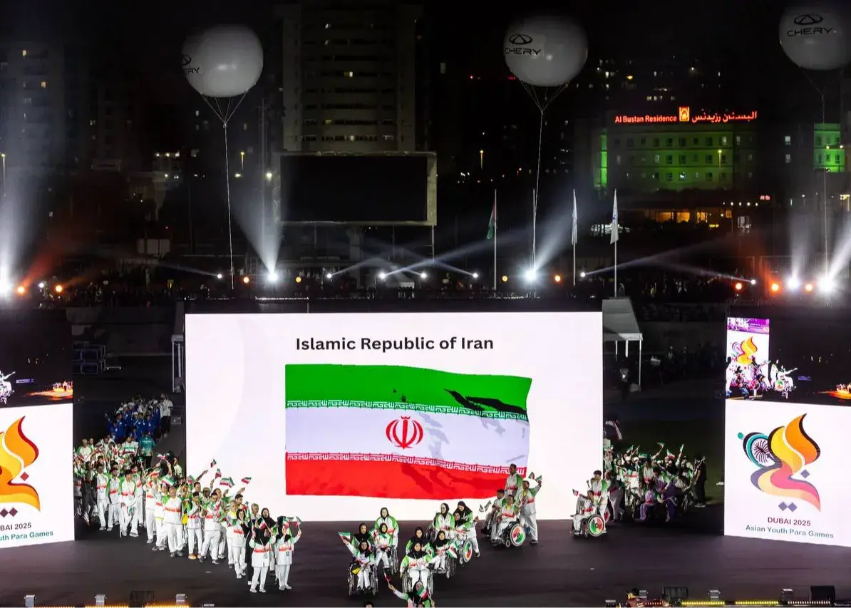 رژه جوانان پارالمپیکی ایران در افتتاحیه دوبی ۲۰۲۵ - وب‌گردی