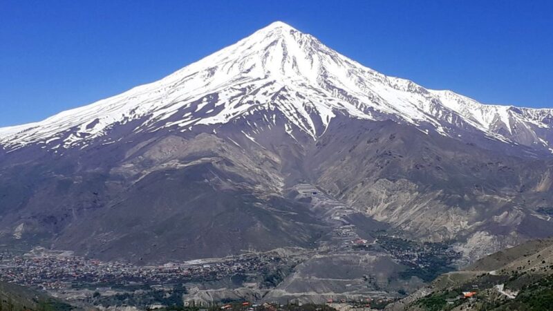 پس از روزها مه غلیظ، قله دماوند در آسمان تهران خودنمایی کرد!
