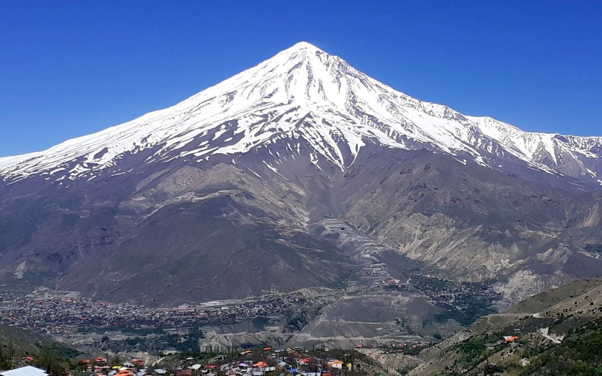 پس از روزها مه غلیظ، قله دماوند در آسمان تهران خودنمایی کرد!
