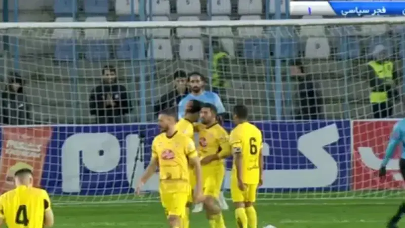 فرشید اسماعیلی با یک تصمیم جنجالی پنالتی را به رقیب هدیه داد! (عکس)