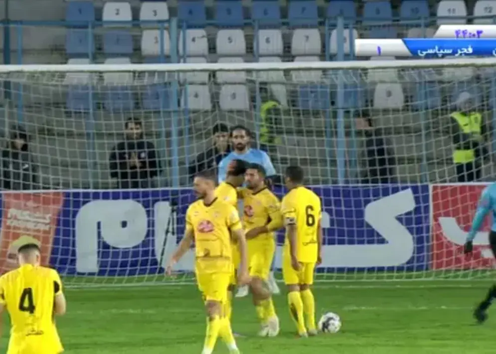 فرشید اسماعیلی با یک تصمیم جنجالی پنالتی را به رقیب هدیه داد () - وب‌گردی