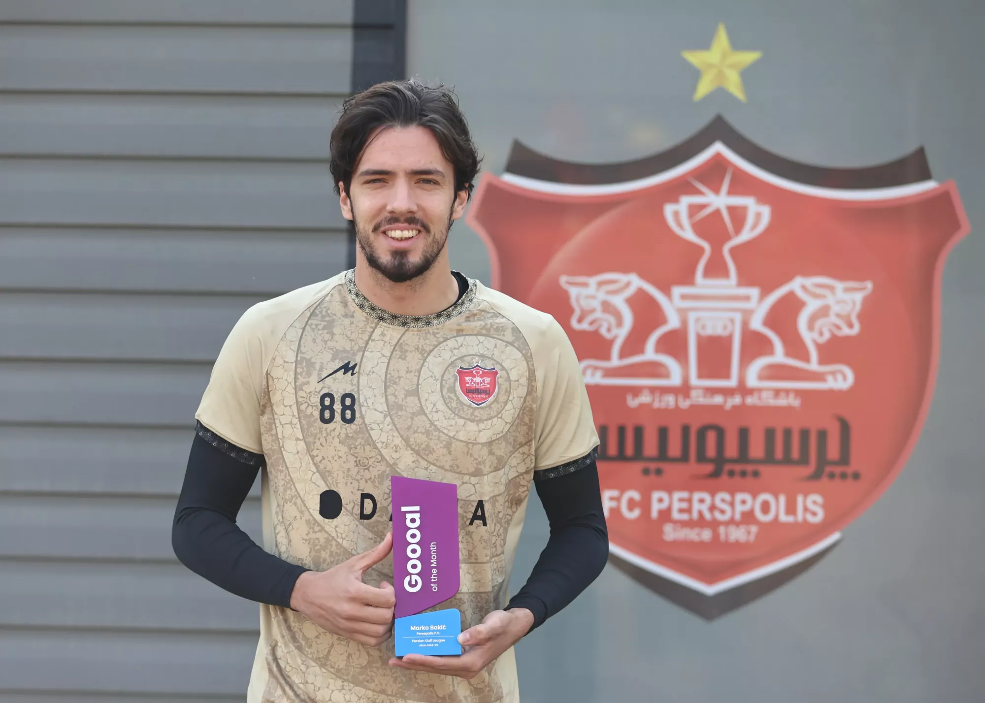 حرکت جنجالی مارکو باکیچ؛ وقتی توپ را زیر لباسش پنهان کرد و همه را شوکه کرد!