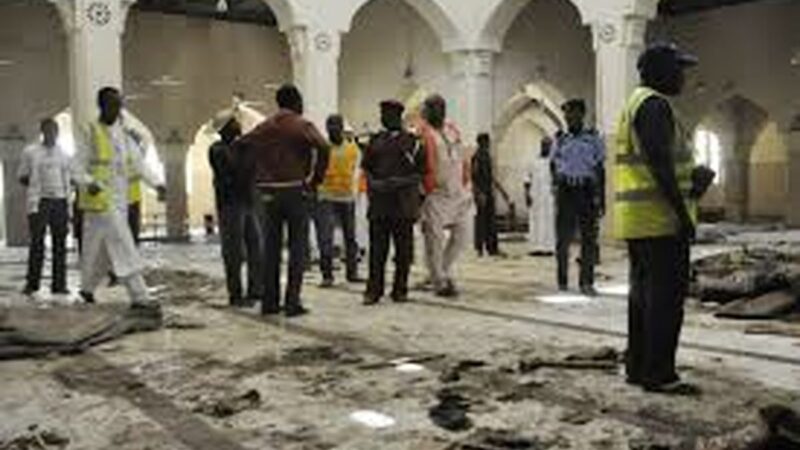 لحظاتی وحشتناک در مایدوگوری؛ حمله مسلحانه و انفجار مهیب در مسجد هنگام نماز!