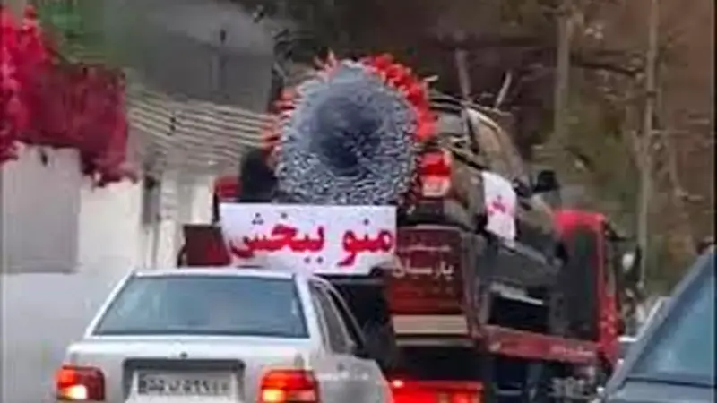 عذرخواهی لاکچری یک مرد از نامزدش در خیابان‌های تهران/ ویدئو