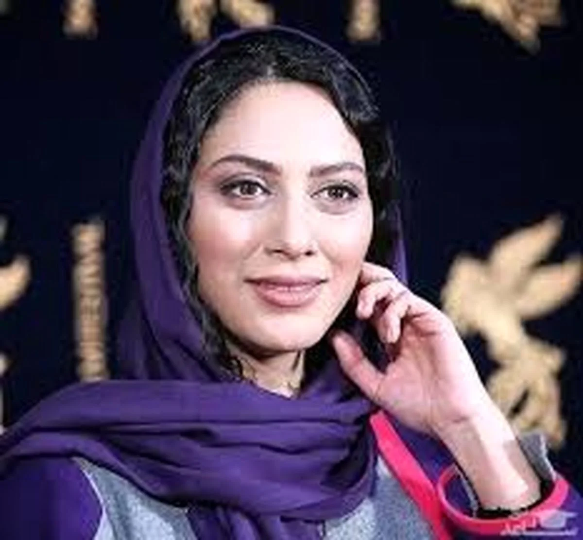 مونا فرجاد در کافه‌ای آرام با نگاهی پر از رویا و حس نوستالژیک!