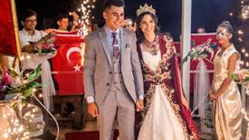 هدایای نقدی عروسی در ترکیه چگونه لباس جلیقه شدند؟ ویدئویی که همه را شگفت‌زده کرد!