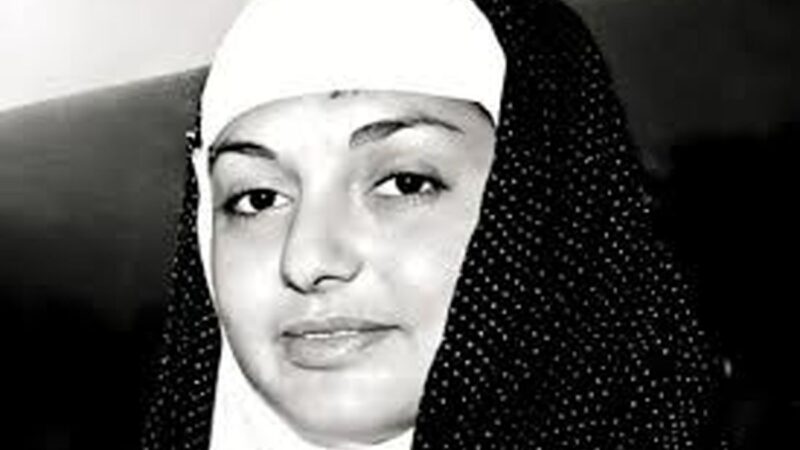 تصویری نایاب از گوگوش در سفر حج ۲۶ سالگی‌اش که همه را شگفت‌زده کرد!