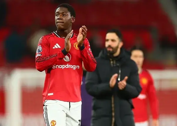 چرا کاپیتان ماینو در لیگ برتر کنار گذاشته شده؟ مخالفت‌ها و تصمیم جنجالی برای ماندن!