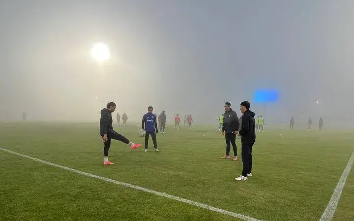 مه‌گرفتگی شدید؛ آغاز دیدار آلومینیوم و ملوان با تاخیر تاریخی!