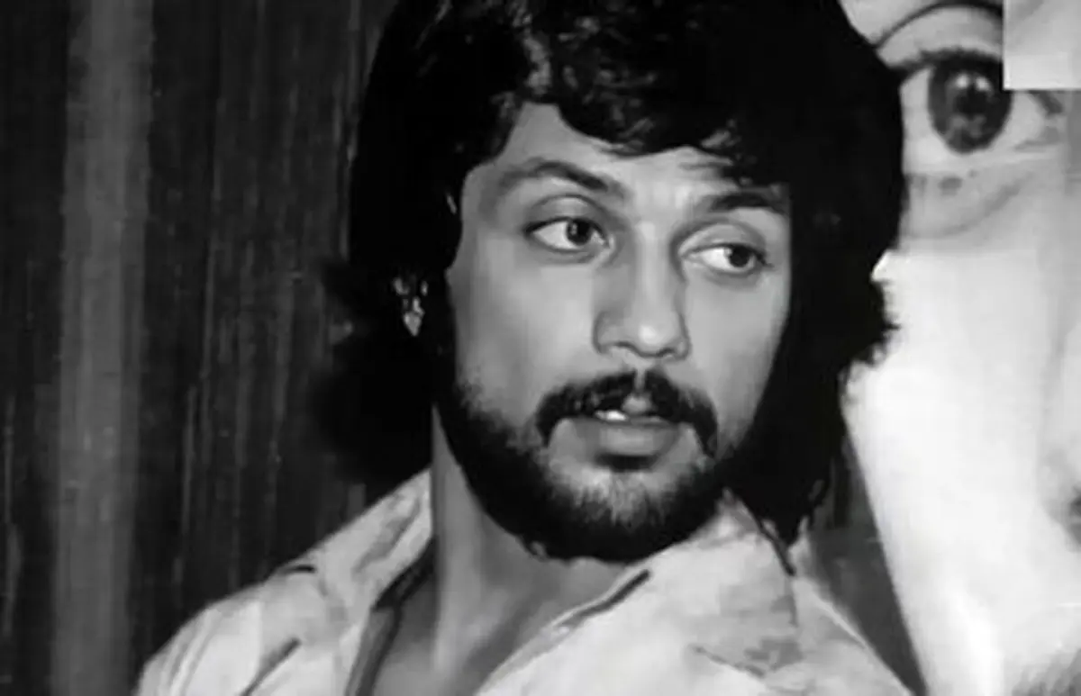 چرا داریوش اقبالی در اوج شهرت غمگین بود؟ افشای رازهای تلخ صدای جاودانه موسیقی ایران