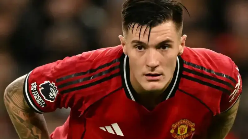 شوک بزرگ یونایتد؛ ستاره ۷۴ میلیون پوندی گرفتار مسمومیت شد!