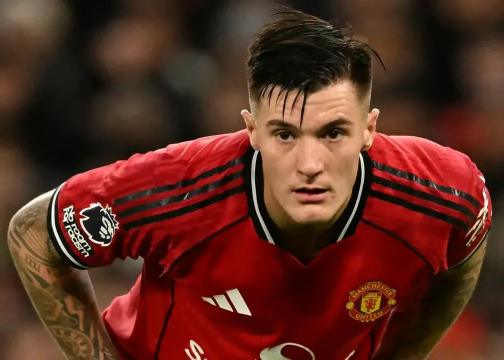 شوک بزرگ یونایتد؛ ستاره ۷۴ میلیون پوندی گرفتار مسمومیت شد!