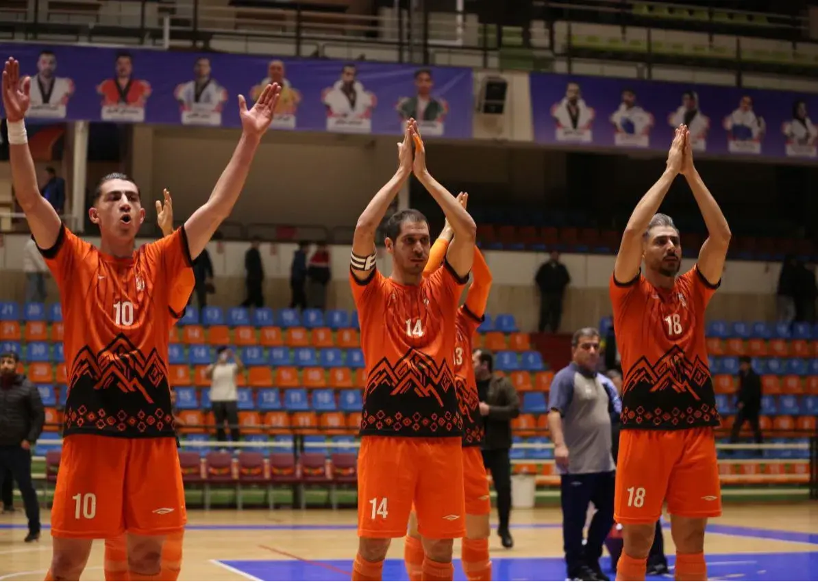 مربی مشهور فوتسال در آستانه بحران؛ آیا اختلاف با ستاره تیم به بازی سرنوشت‌ساز می‌رسد؟