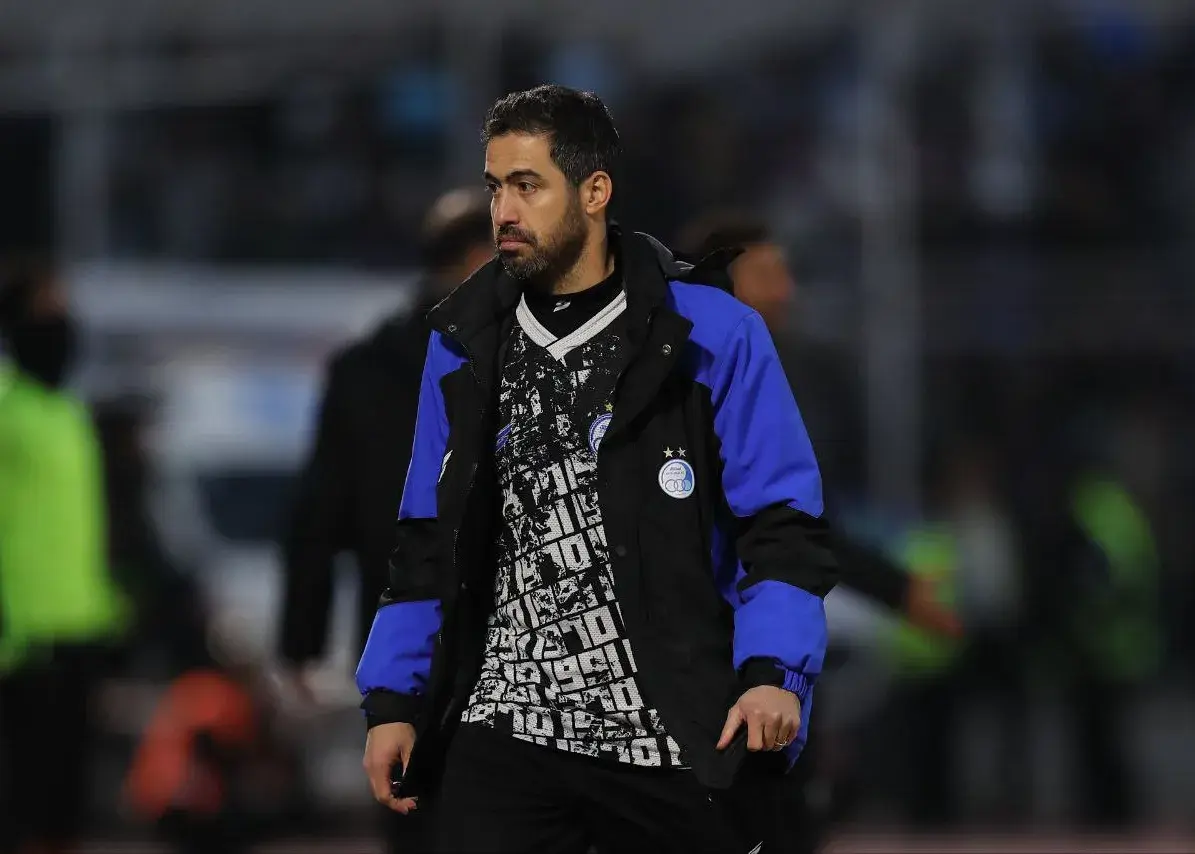 خسرو حیدری در پایان نیمه اول مسابقه خیبر و استقلال به شدت عصبانی شد!