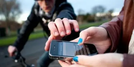 فیلمی تکان‌دهنده از سرقت وحشیانه گوشی آیفون در جنوب تهران منتشر شد!