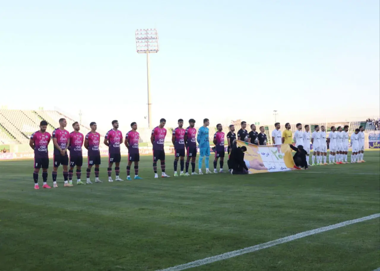 ملوان نیمه‌شب به اراک رسید؛ بازی لیگ دو ساعت عقب افتاد!